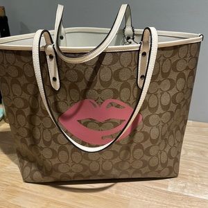 COACH REVERSIBLE CITY TOTE IN SIGNATURE CANVAS WITH LIPS MOTIF